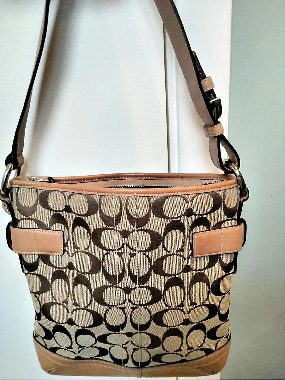 Excellent pre-owned Coach Crossbody Bag comes with free gift 🎁